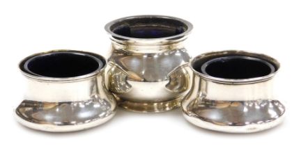 A pair of Edwardian silver salts, with unmatched blue glass liners, Birmingham 1906, 1.28oz, and a f