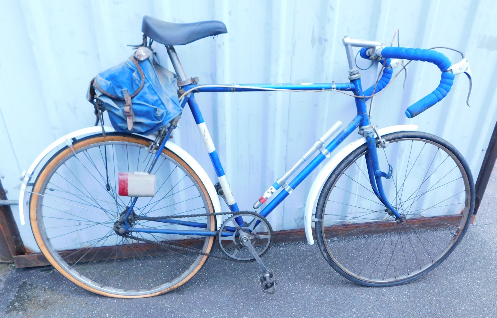A gent's racing bike, make by The Dunell Bicycle Company, with basket to back.