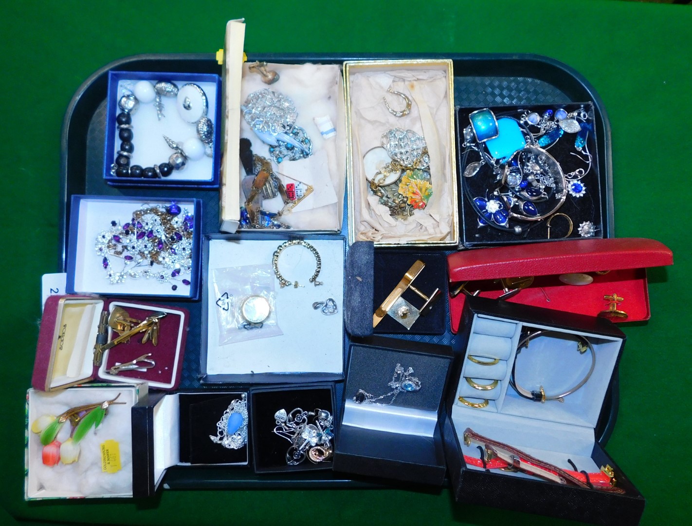 Costume jewellery, to include necklaces, earrings, brooches, etc. (1 tray)