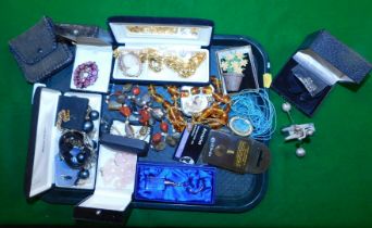 Costume jewellery, to include necklaces, watches, bangles, earrings, etc. (1 tray)