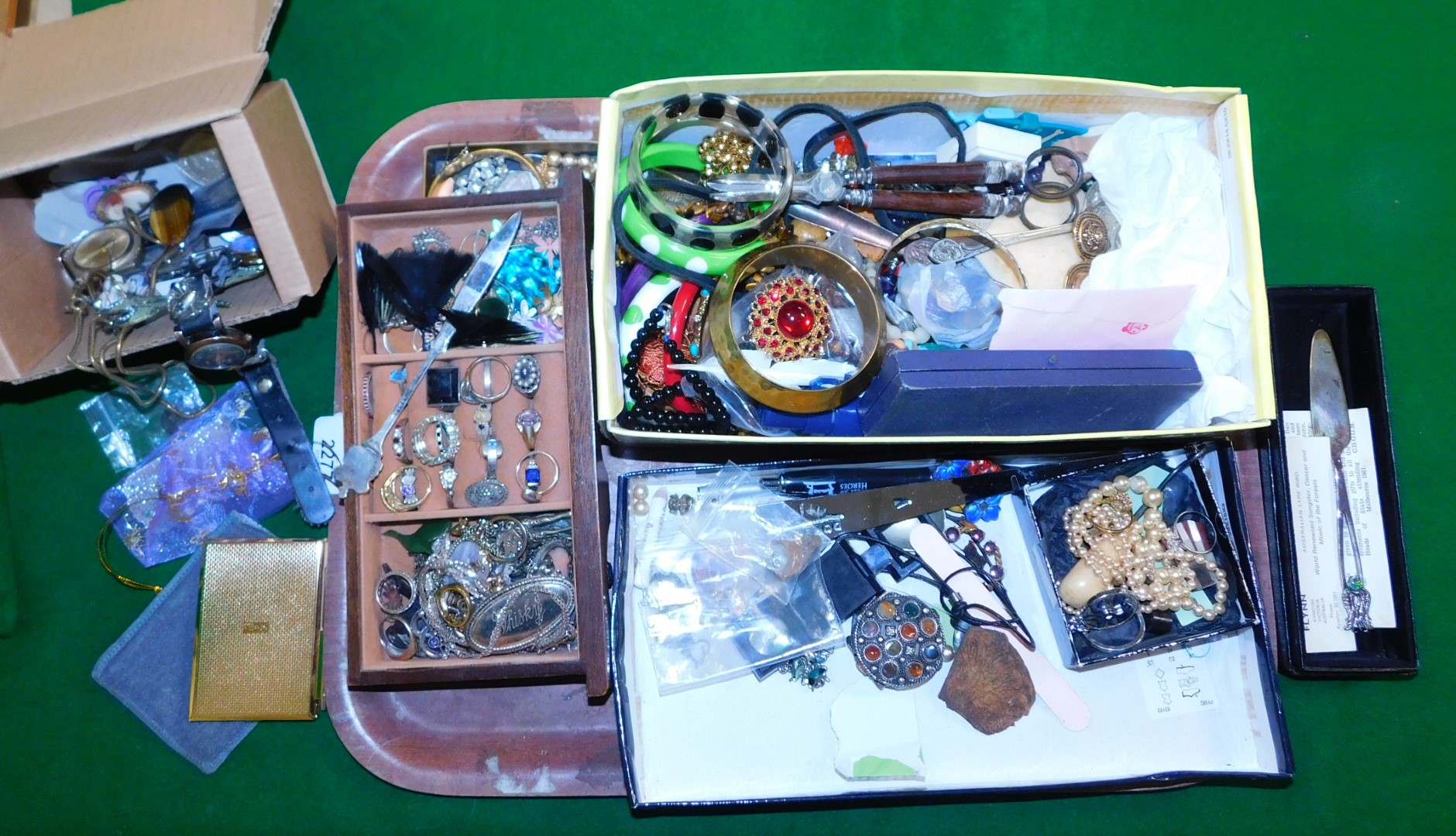 Costume jewellery, to include rings, necklaces, pendants, bangles, etc. (1 tray)