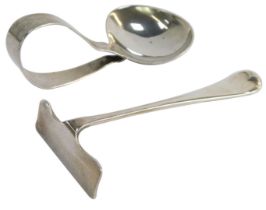 An Edward VII silver baby's spoon and pusher, Birmingham 1936, 0.87oz.