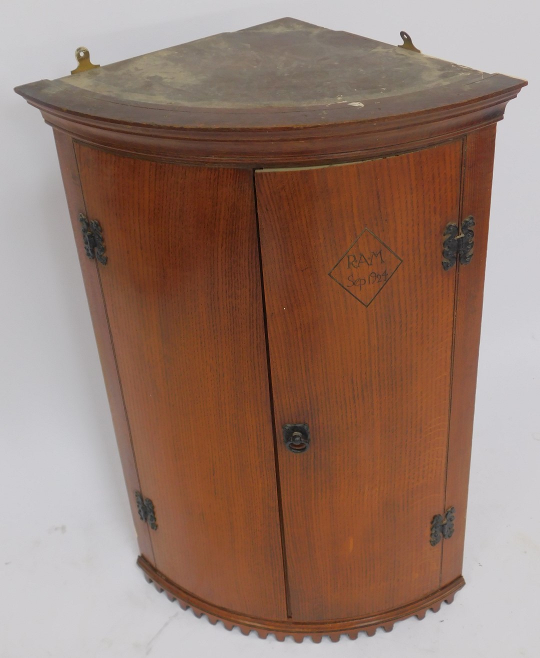 An early 20thC oak bow fronted corner cabinet, the top with a moulded edge above two doors, one - Image 2 of 5