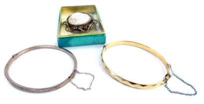 A collection of jewellery, comprising a hinged bangle, with floral hammered decoration, yellow metal