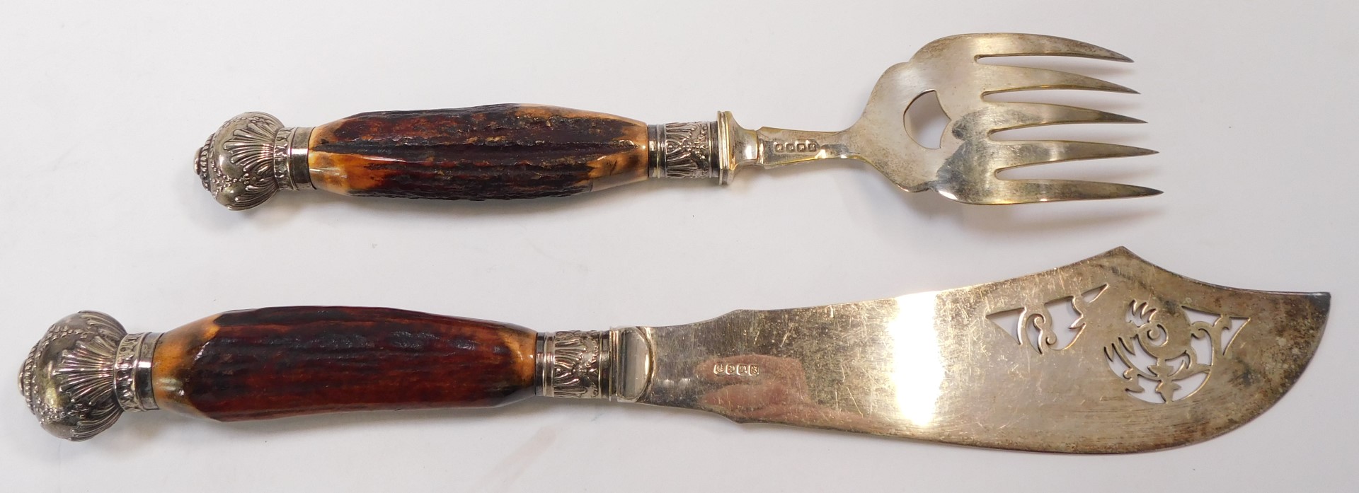 An antler handled fish serving set, with silver plated blades and collars. - Image 2 of 3