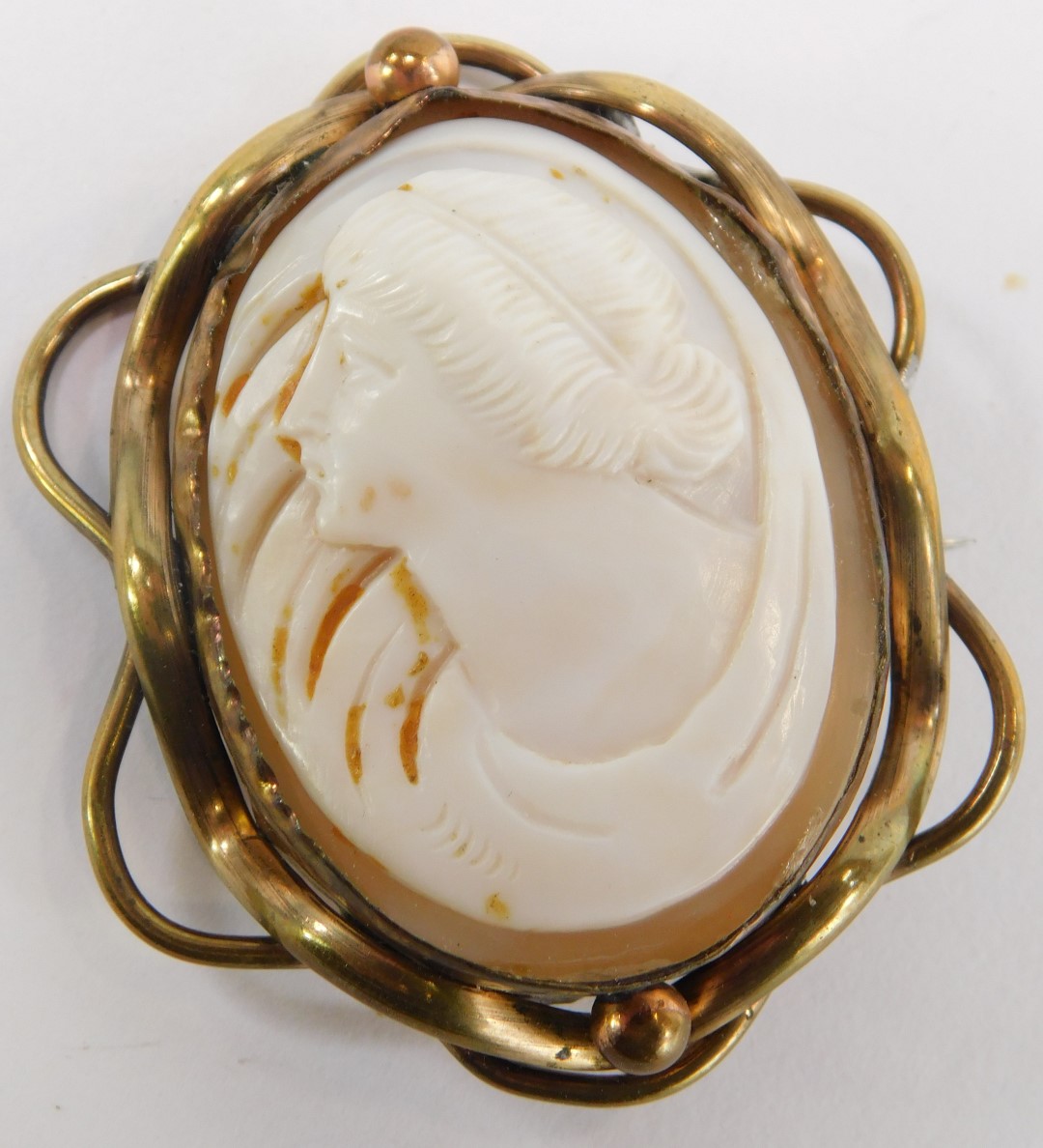 A collection of jewellery, comprising a hinged bangle, with floral hammered decoration, yellow metal - Image 2 of 4