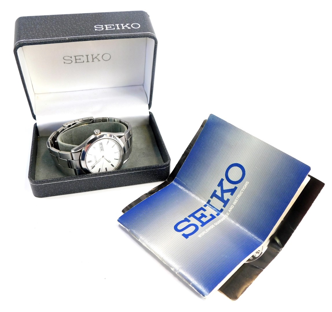 A Seiko gent's wristwatch, with stainless case and strap, with a white finish dial with silver baton