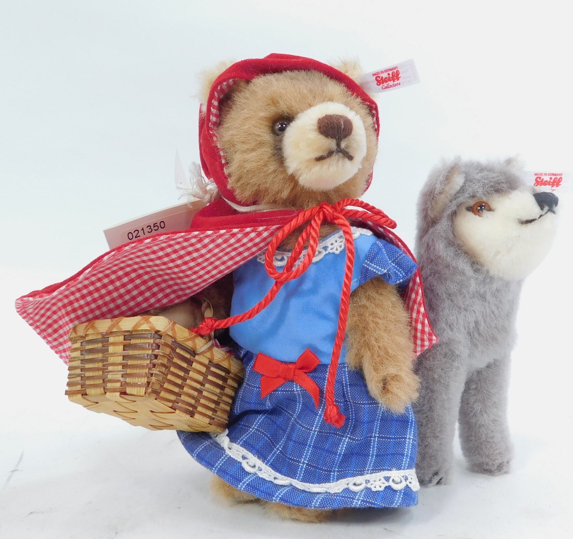 A Steiff Fairytale World Little Red Riding Hood and the Wold set, in alpaca wool, number 747, 16cm - Image 2 of 2