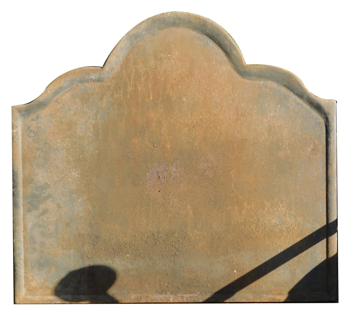 A cast iron fire back, with arched top of plain design, 69cm high, 67cm wide.