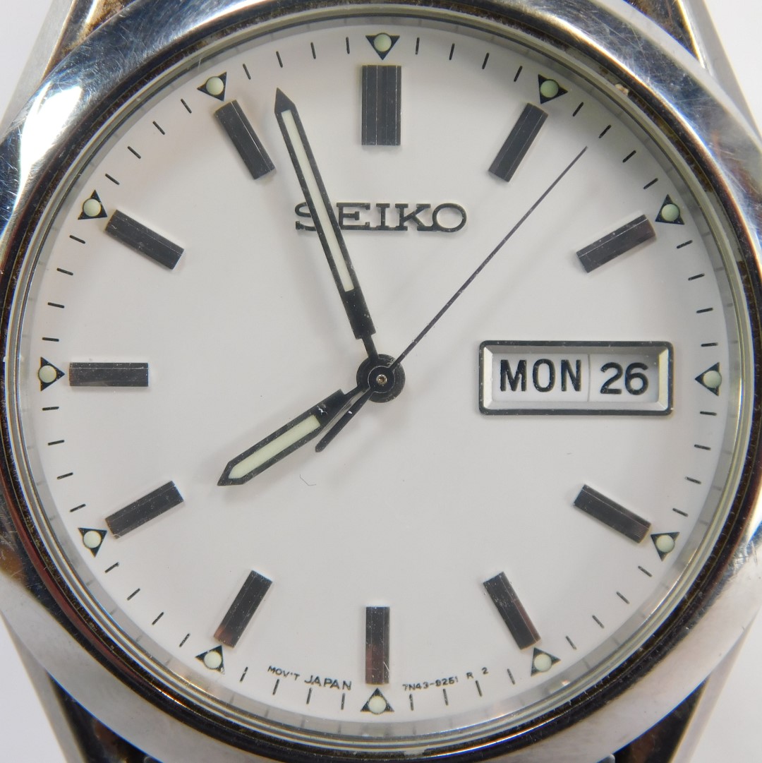 A Seiko gent's wristwatch, with stainless case and strap, with a white finish dial with silver baton - Image 2 of 3