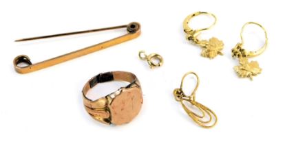 Assorted jewellery, comprising a single pin bar brooch, rose gold stamped 9ct, 4.5cm wide, a