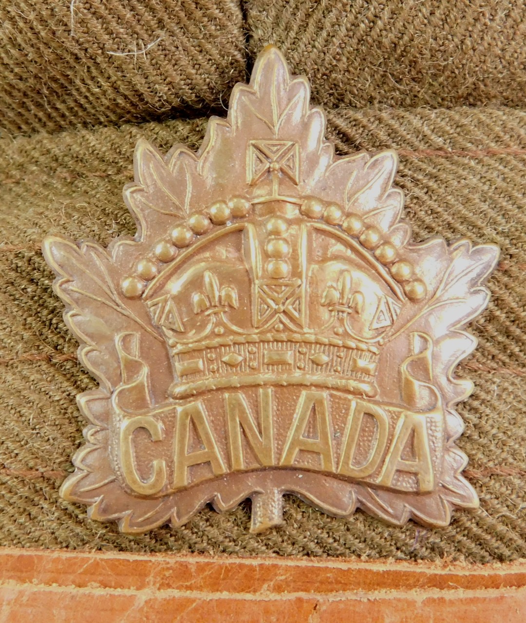 A WWI Canadian army peak cap, dated 1916, with leather adjusting belt and Canada cap badge, 22cm - Image 2 of 3