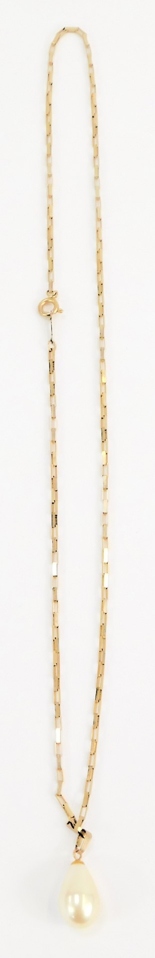 A 9ct gold elongated box link neck chain, with cultured pearl pendant, the chain 42cm long, the - Image 3 of 3