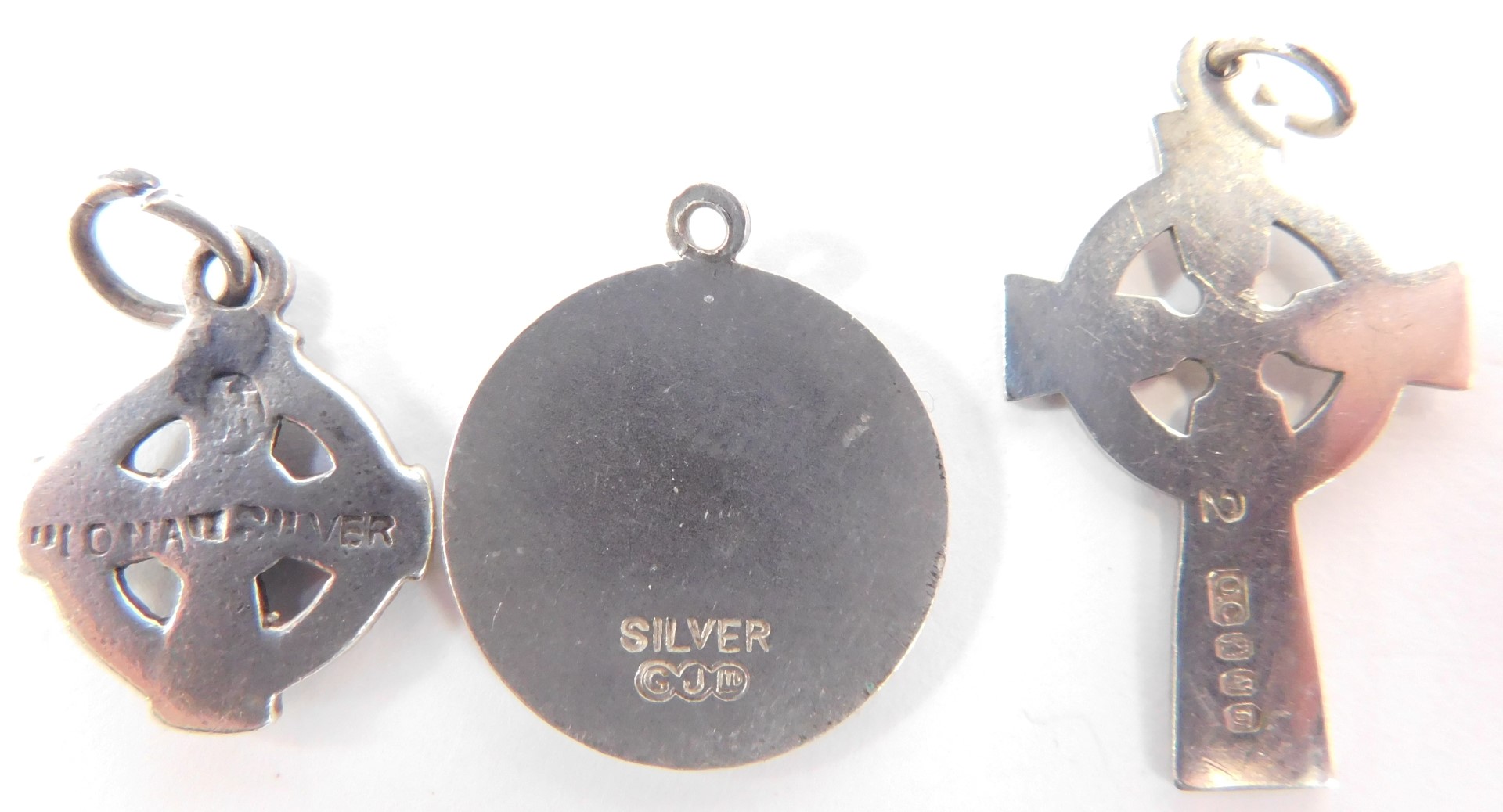 Assorted silver and other jewellery, comprising a Victorian square silver brooch, with hammered star - Image 3 of 4