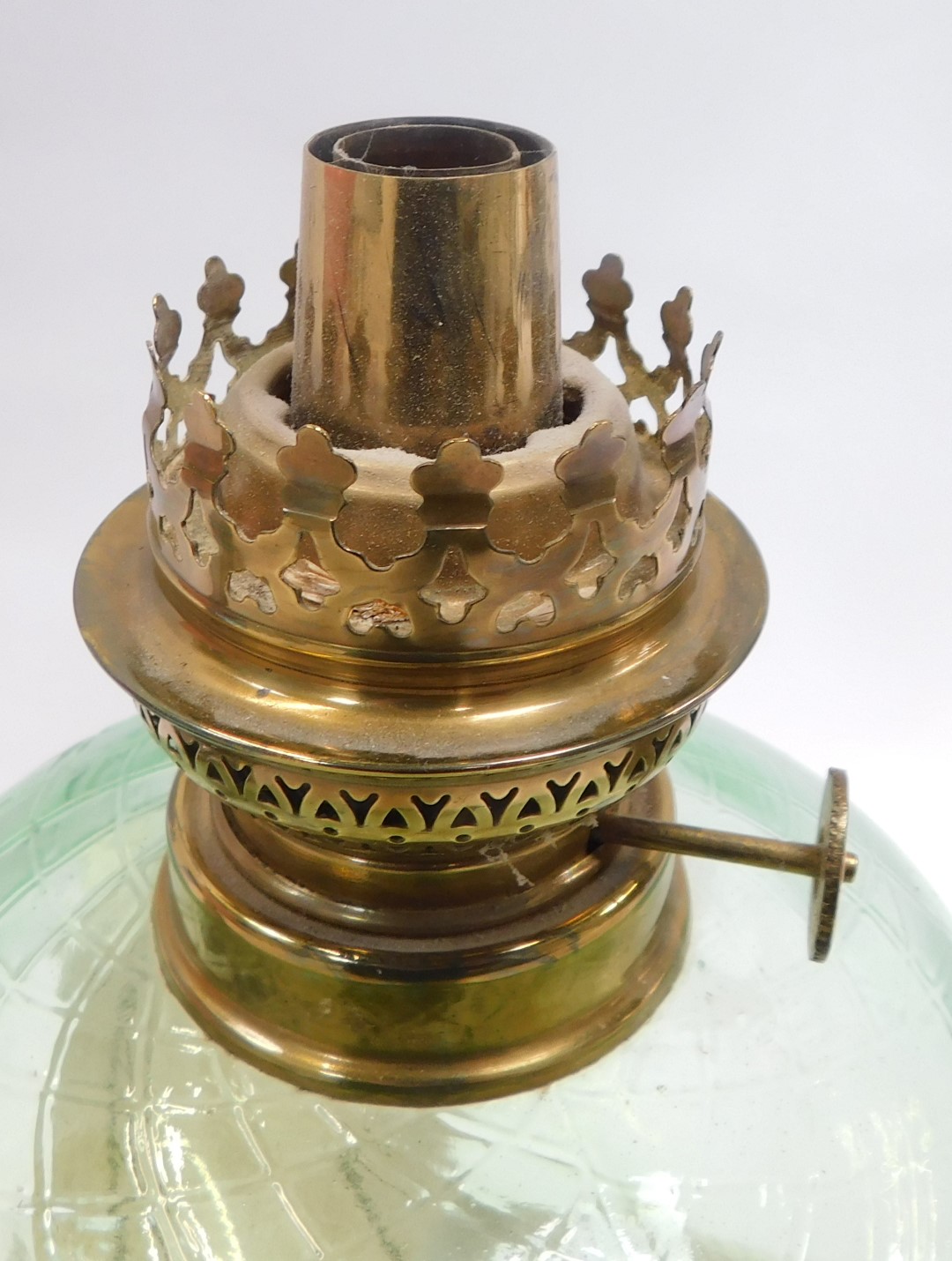 An early 20thC oil lamp, the opaque glass central reservoir decorated with flowers against a - Image 3 of 3