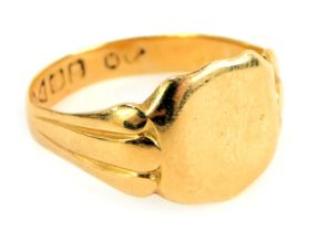 An Edward VII 18ct gold signet ring, with central vacant shield, and three row shoulders, Chester