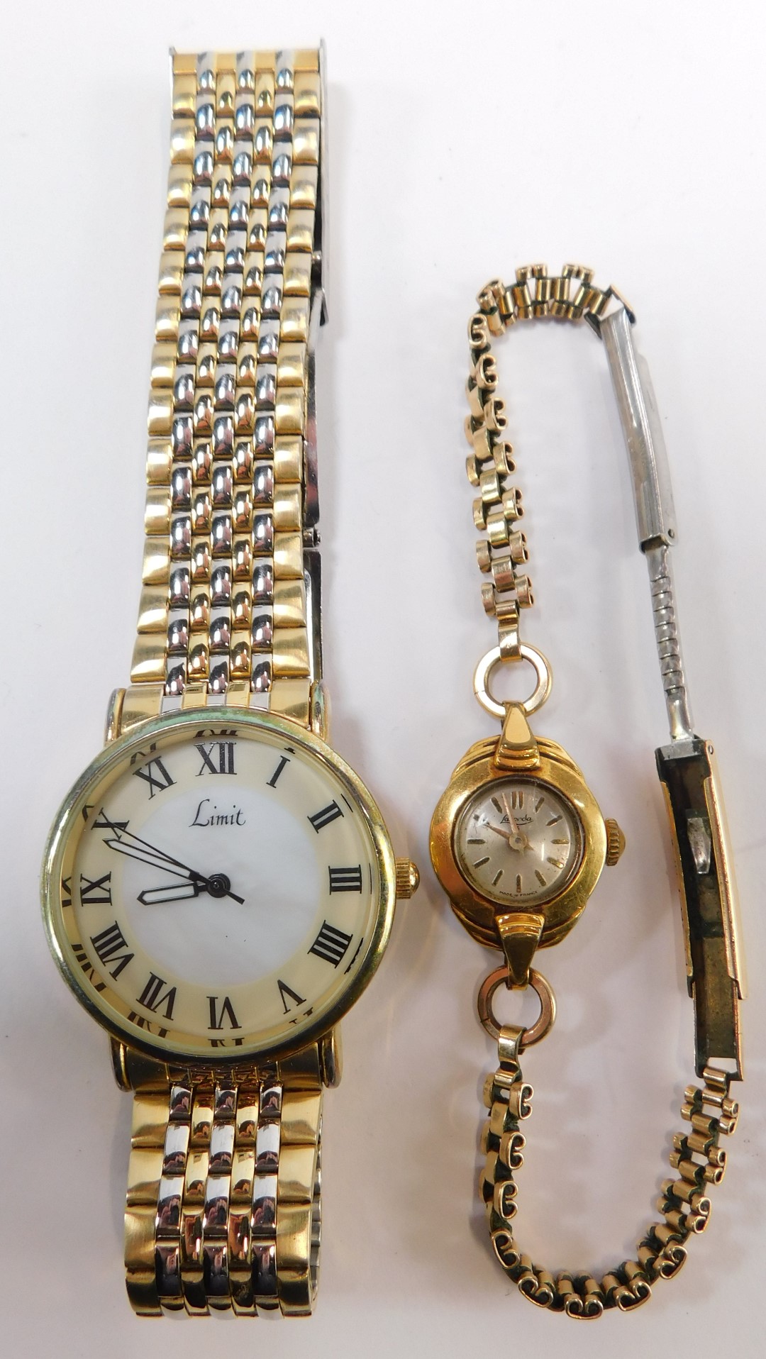 Assorted costume jewellery, comprising lady's wristwatch, bracelet, earrings, drop earrings, Limit - Image 2 of 6
