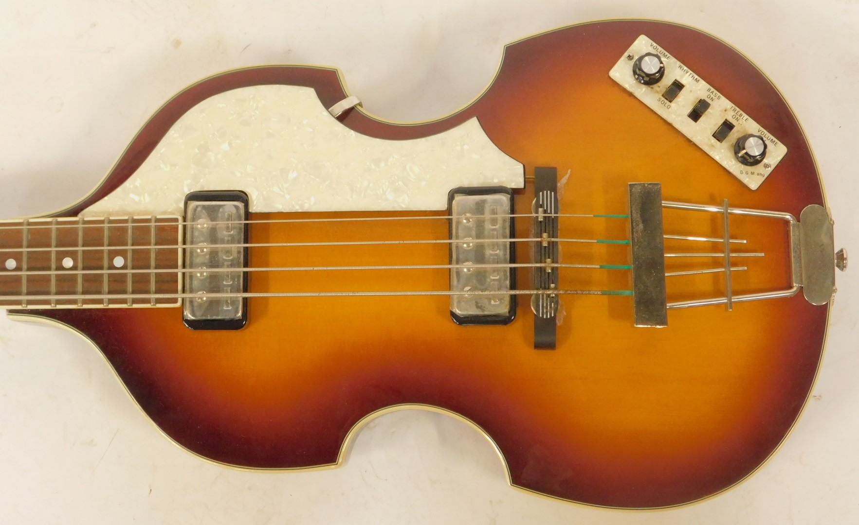 A Hofner Contemporary Series violin bass electric guitar, a graduated brown body, 106cm long, in - Image 2 of 9
