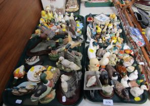 Various duck ornaments, figure groups, keyrings, plates, etc. (4 trays)