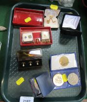 Assorted jewellery, comprising gold plated gentleman's studs, commemorative coins, etc. (1 tray)