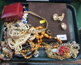 Assorted costume jewellery, comprising horseshoe shaped necklace, faux pearls, etc. (1 tray)