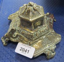 A 20thC brass inkwell, with griffin supports and ceramic insert. (AF)