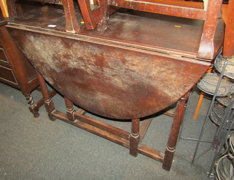 A late 19th/early 20thC oak drop leaf table. (AF)