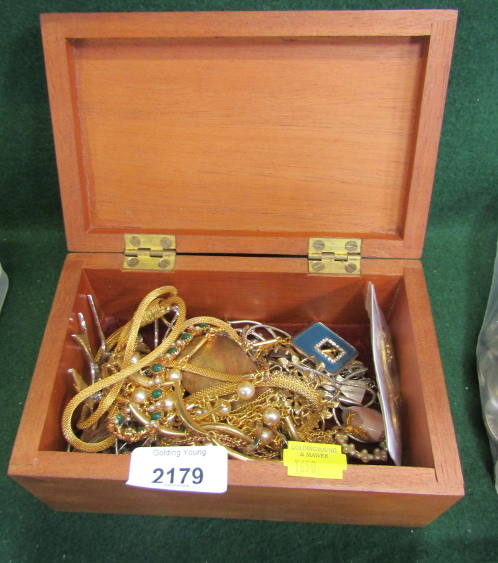 A wooden jewellery box and contents, of swallow brooches, dress rings, gold coloured necklaces,