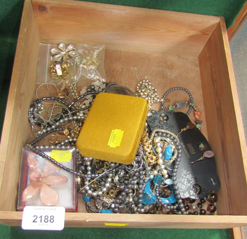Assorted costume jewellery, comprising drop earrings, necklaces, floral brooches, cufflinks, etc. (1