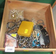 Assorted costume jewellery, comprising drop earrings, necklaces, floral brooches, cufflinks, etc. (1