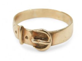 A 9ct gold buckle ring, hallmarks rubbed, ring size Z+3, 4.1g.