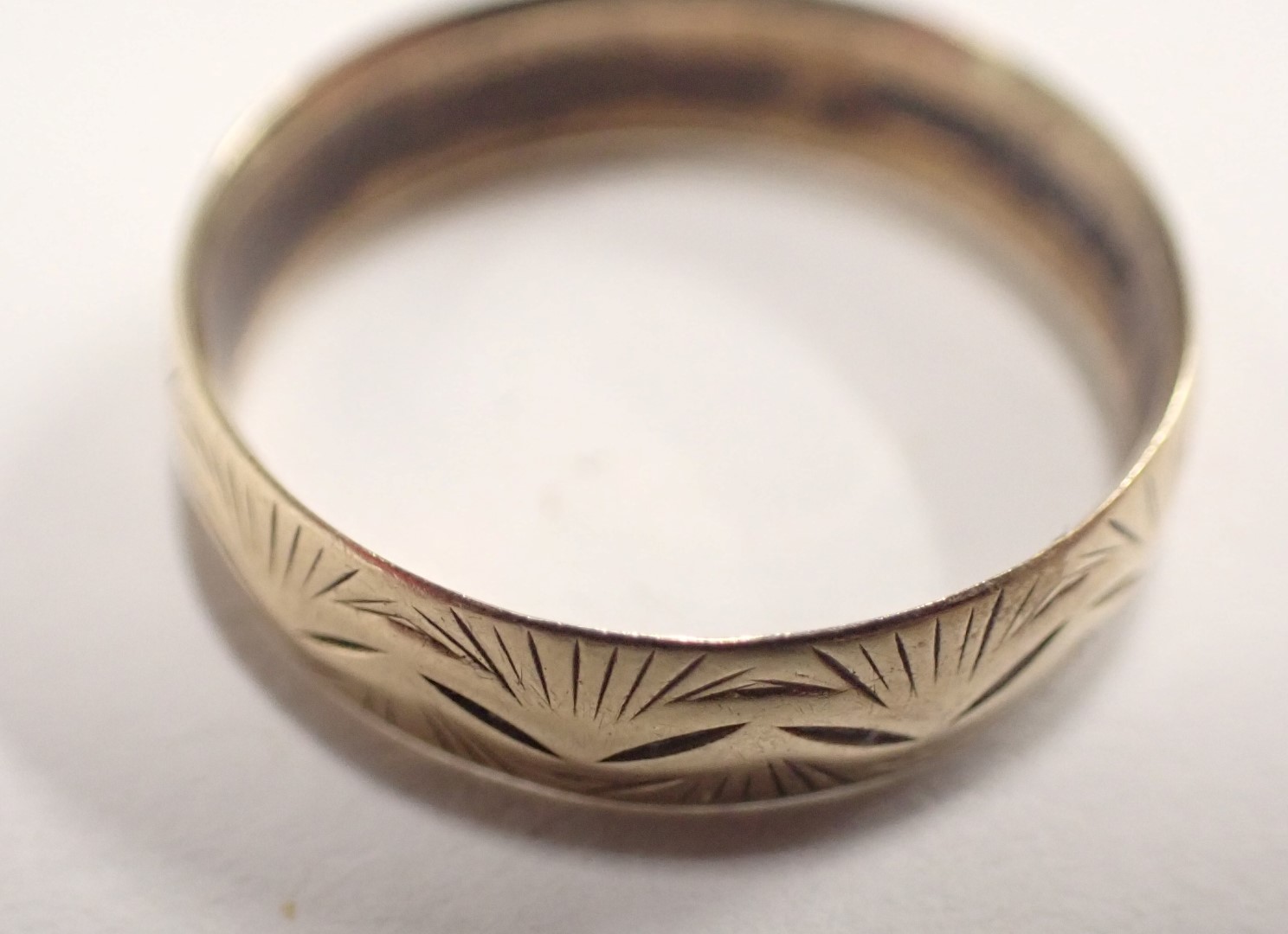 A group of 9ct gold and other jewellery, comprising a 9ct gold wedding band, two pairs of yellow met - Image 2 of 6