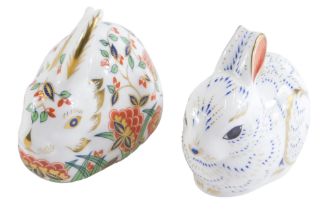 Two Royal Crown Derby rabbit paperweights, comprising Collectors Guild 1998 Meadow Rabbit, with silv