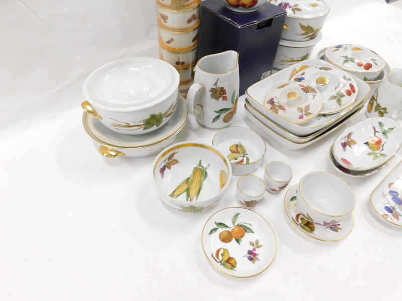 A quantity of Royal Worcester Evesham pattern ceramics, to include tureens, ramekins, etc. - Image 2 of 4