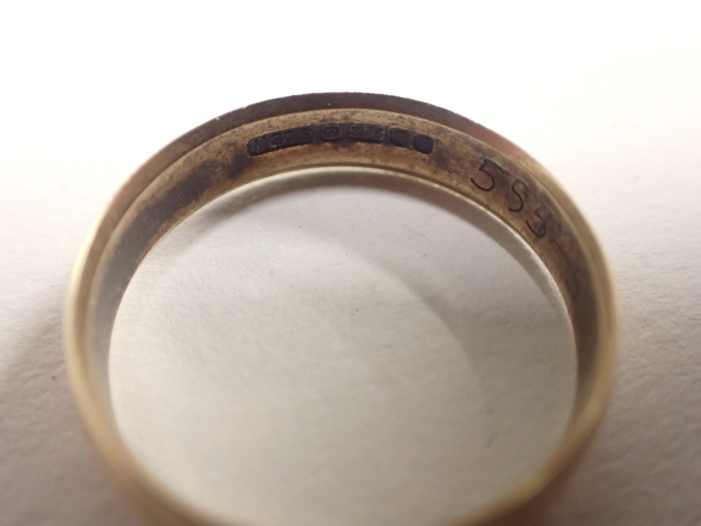 A group of 9ct gold and other jewellery, comprising a 9ct gold wedding band, two pairs of yellow met - Image 3 of 6