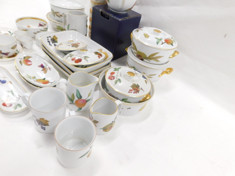 A quantity of Royal Worcester Evesham pattern ceramics, to include tureens, ramekins, etc. - Image 3 of 4