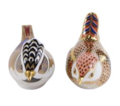 Two Royal Crown Derby bird paperweights, comprising The Collectors Guild Crested Tit 2001, 10cm wide