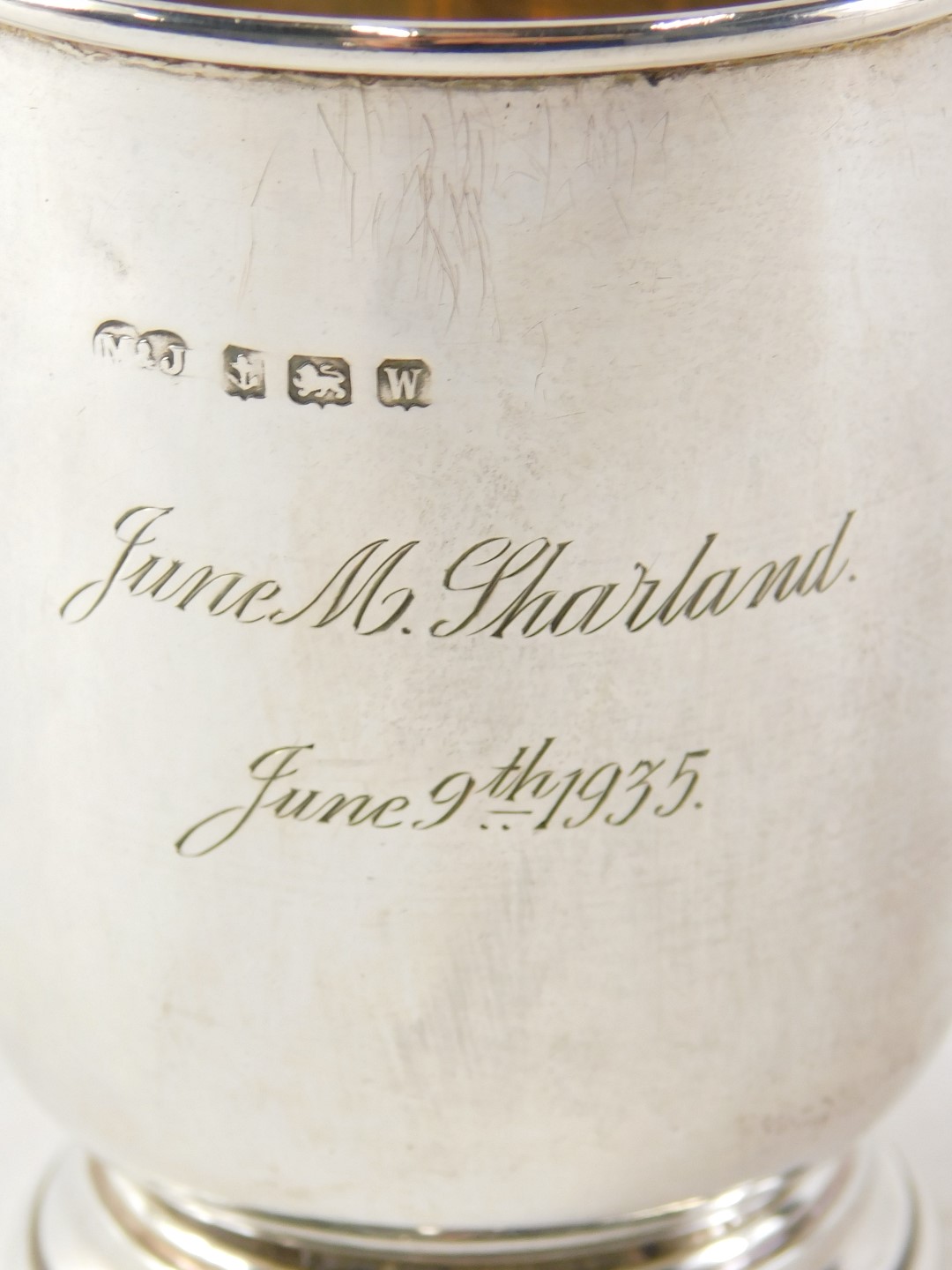 A George V silver christening mug, of plain design, inscribed to 9.5cm high June M Sharland...1935, - Bild 2 aus 2