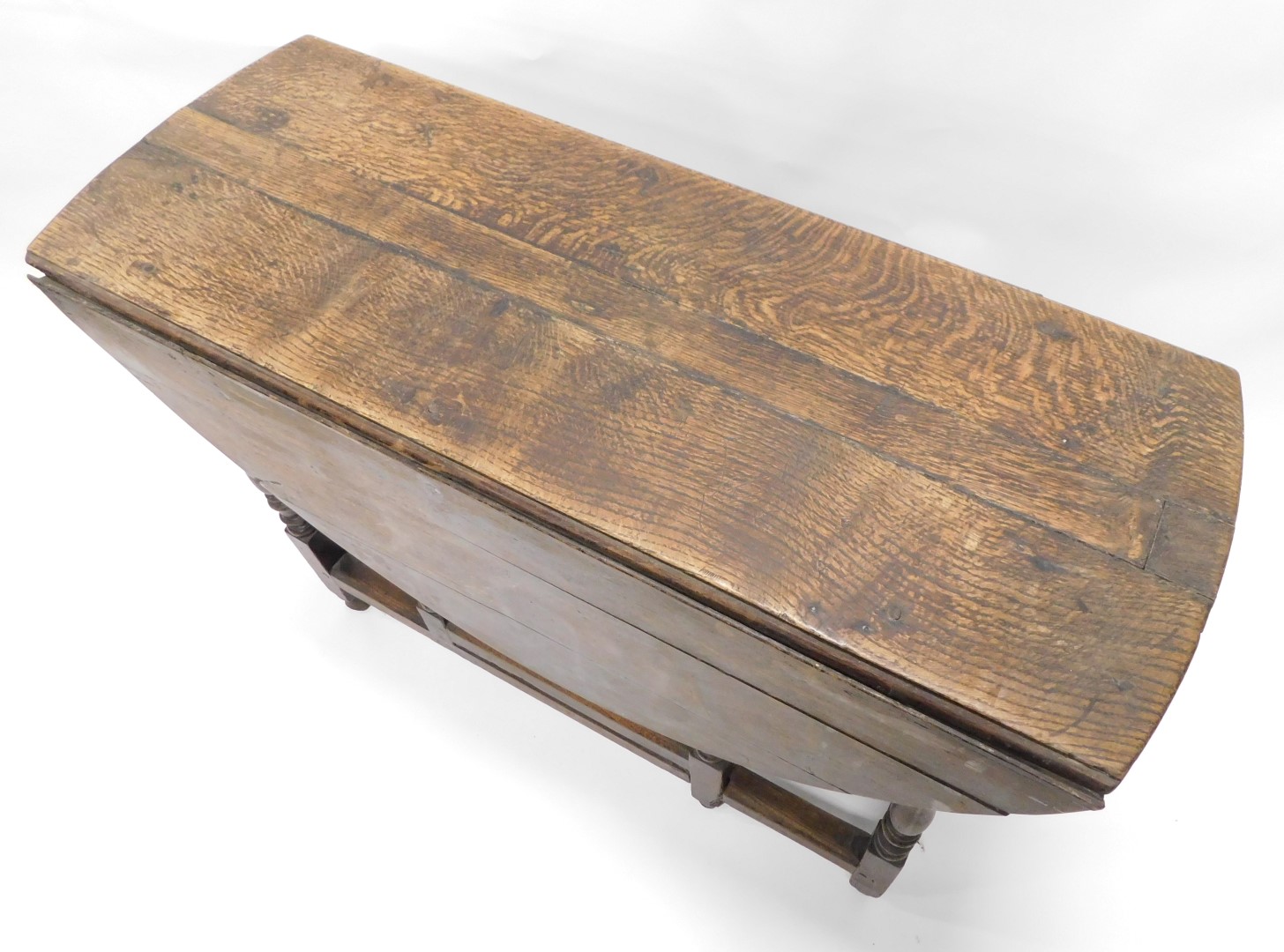 An 18thC oak oval gate leg table, on turned supports, 109cm wide. (AF) - Image 2 of 3