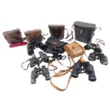 A quantity of binoculars, to include some in leather cases. (AF)