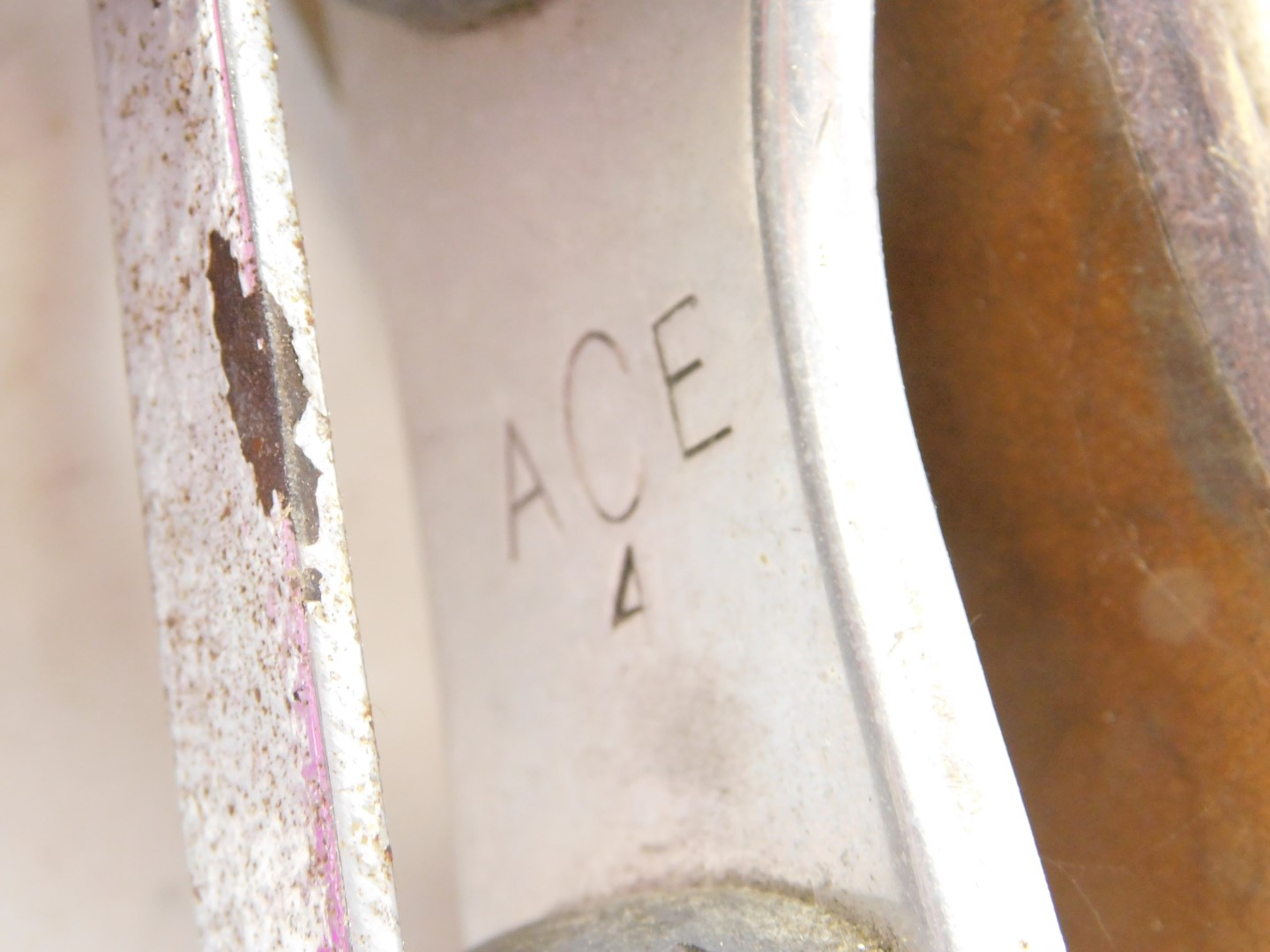 A pair of Ace size 4 vintage white leather roller skates, and a collection of roller skating magazin - Image 2 of 4