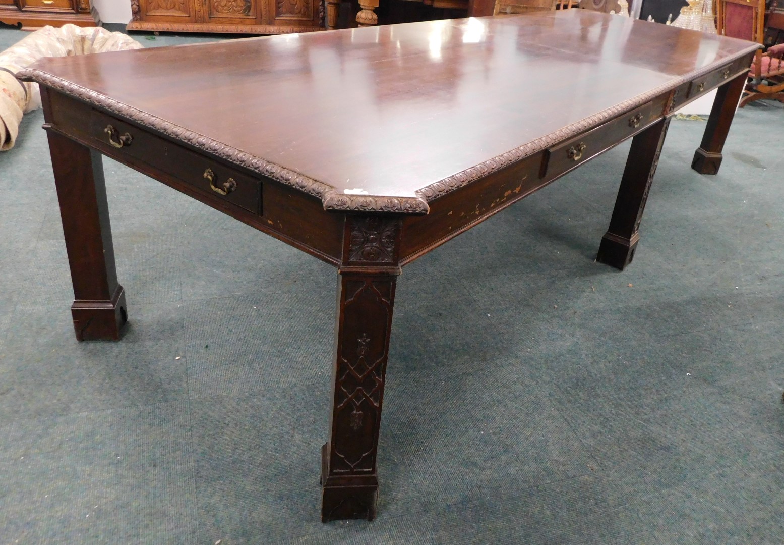 A large mahogany conference or office table, in Chippendale style, the rectangular top in two parts, - Bild 3 aus 7