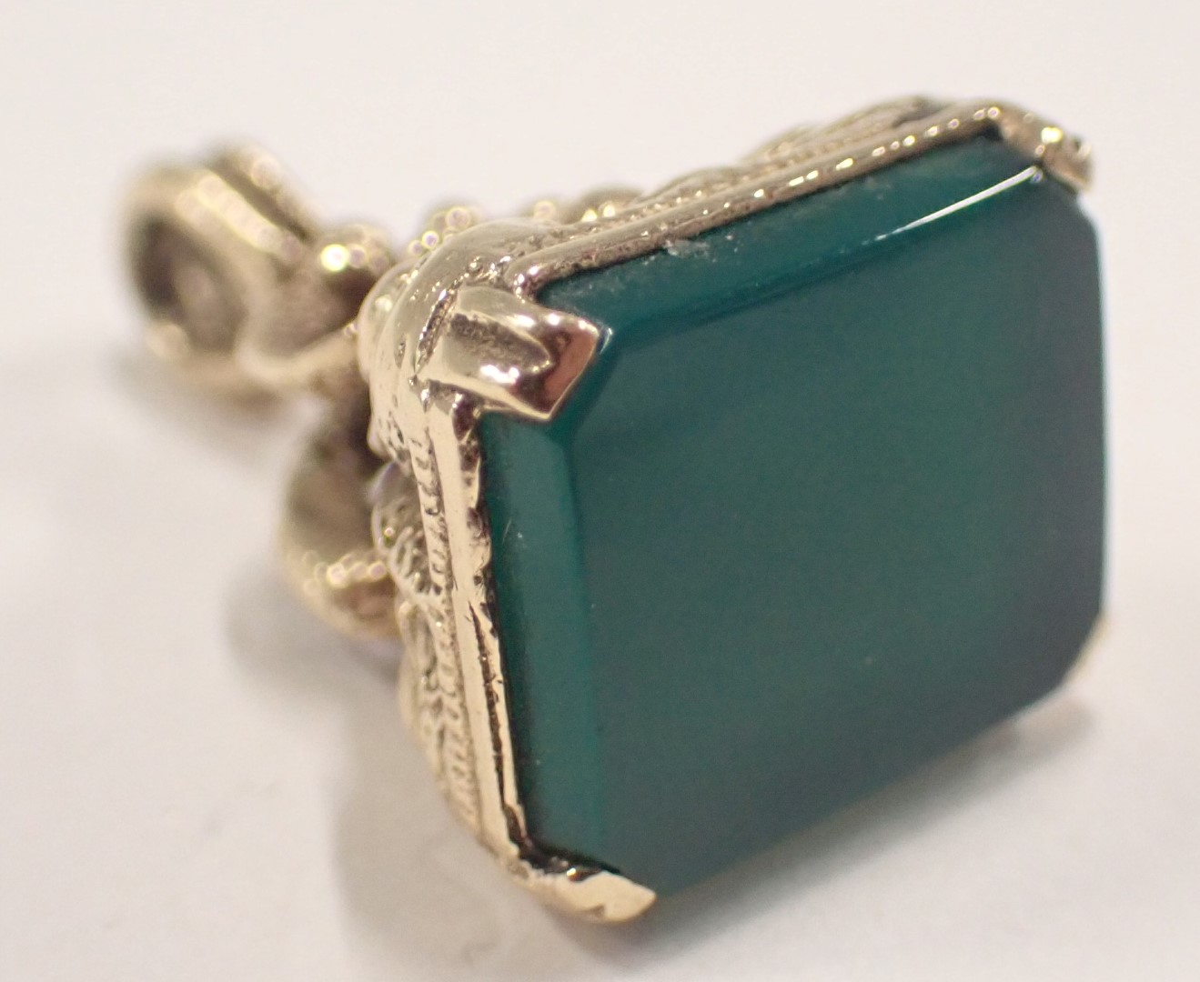 A 19thC 9ct gold framed seal fob, set with green agate, 2.5cm high, 6.7g all in. - Image 2 of 3