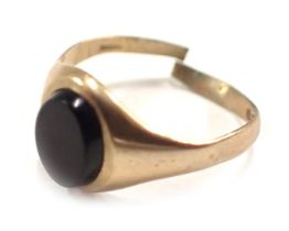 A 9ct gold signet ring, set with black onyx, cut, 1.1g. (AF)