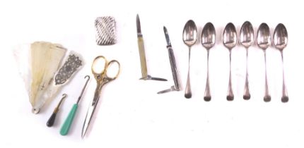 A set of silver teaspoons and accoutrements, the spoons Sheffield 1909, 2.77oz, cased, and Vesta cas