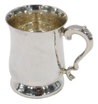 An Elizabeth II silver mug, of plain campana shaped design, with query handle, on tapered foot, 10cm