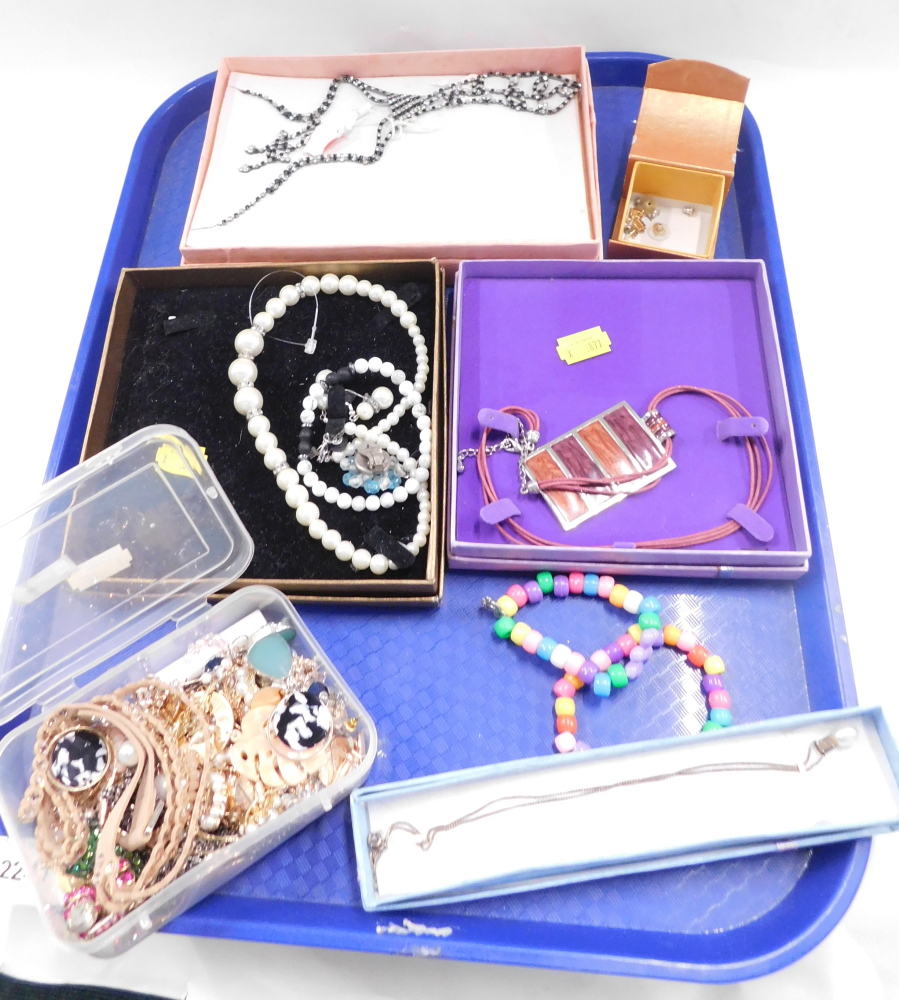 Costume jewellery, to include beaded necklaces, faux pearl necklace, drop earrings, etc. (1 tray)