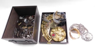 Costume jewellery, to include brooches, pendants, bangles, chains, etc. (1 box)