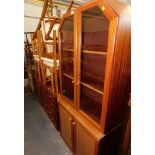 Beech effect dining furniture, comprising display cabinet, five dining chairs, and a sideboard. (7)