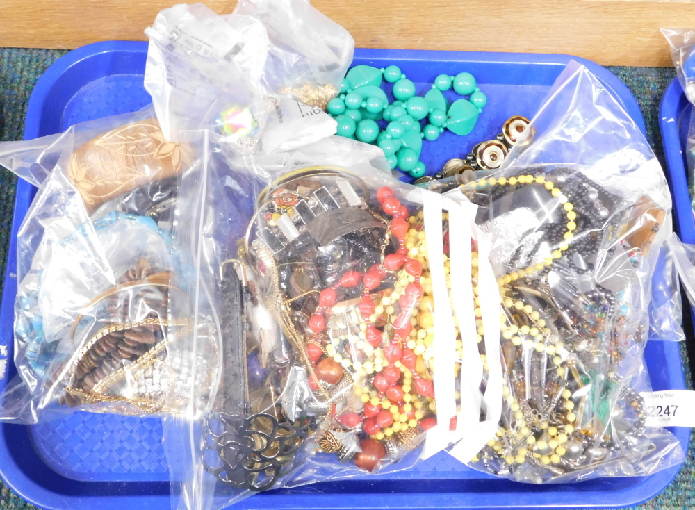 Costume jewellery, to include wooden bangle, faux pearl necklaces, beaded necklaces, etc. (1 tray)